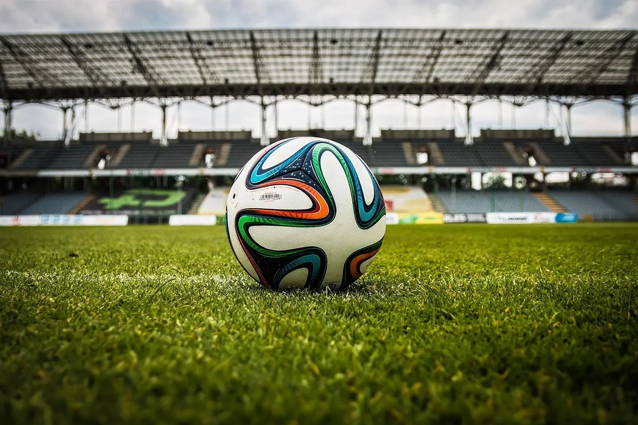 Fodbold på banen i et stadion