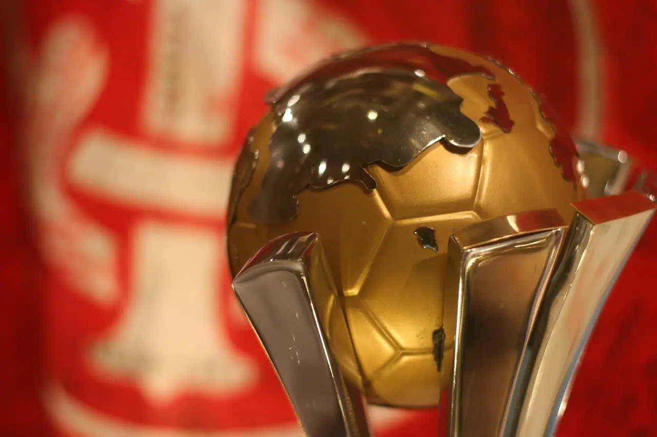Pokal med guldfarvet fodbold